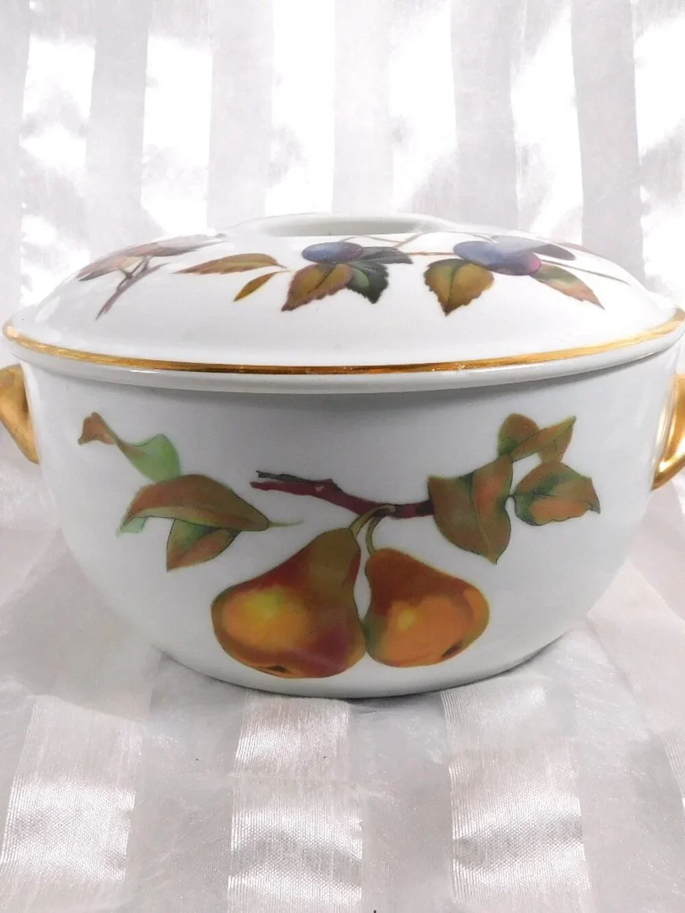 Royal Worcester Round Entrée Dish and Lid in Evesham Gold # 26290